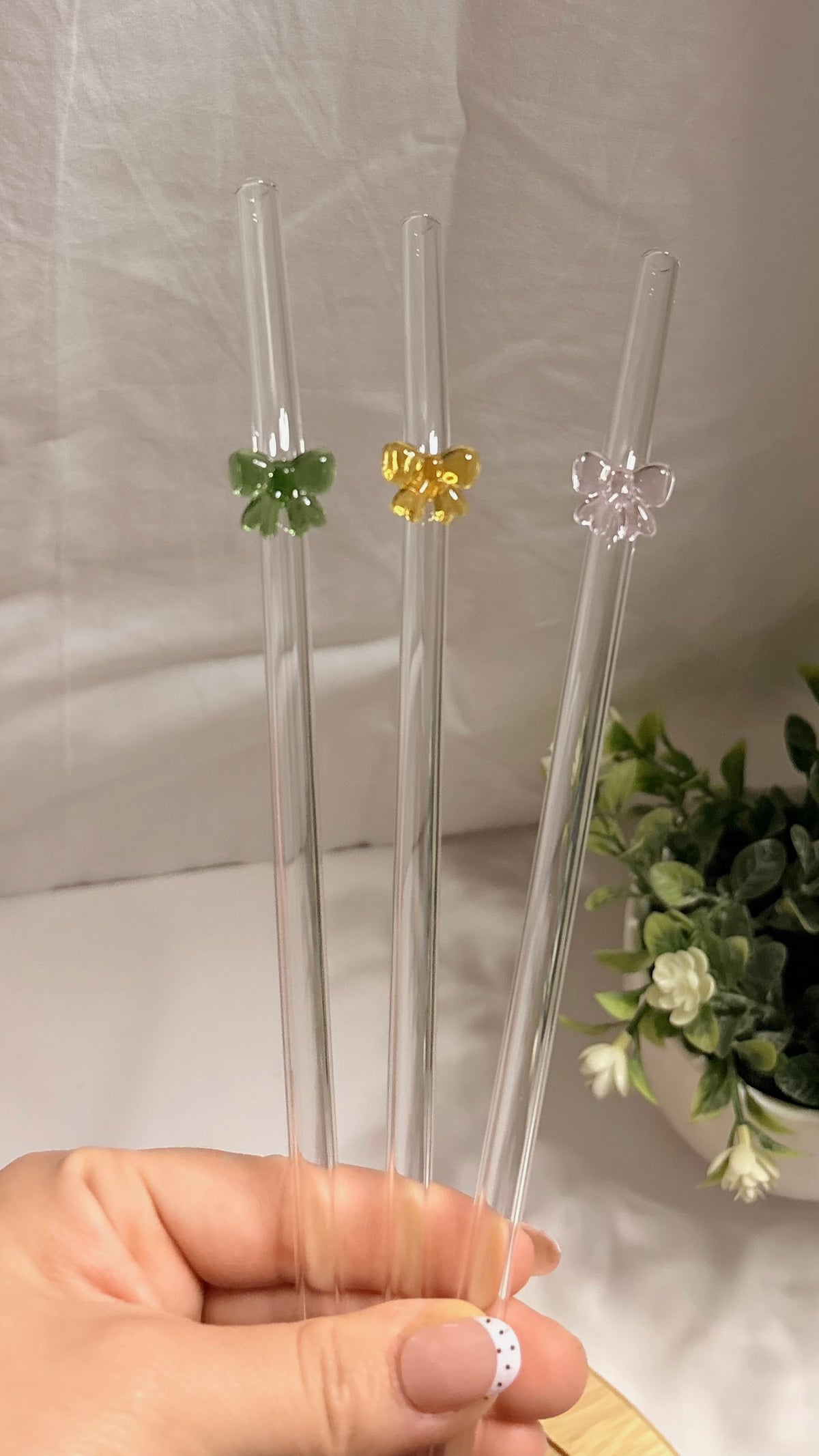 Glass bow straw